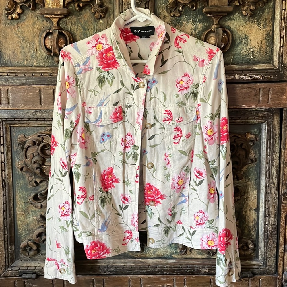 Casual western style jacket with front pockets.